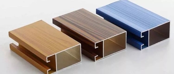 El perfil de recubrimiento de polvo de grano de madera de madera de aluminio Simil cumple con las normas internacionales