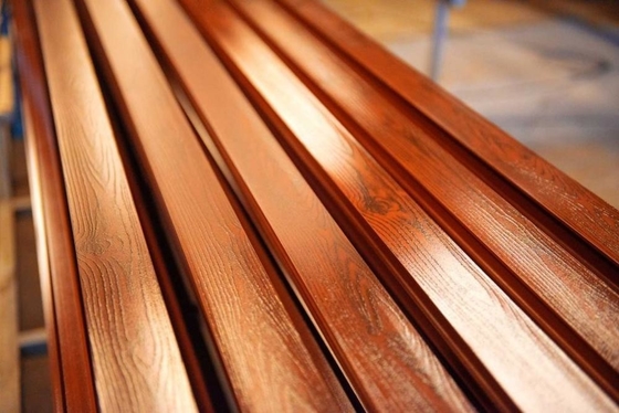 El perfil de recubrimiento de polvo de grano de madera de madera de aluminio Simil cumple con las normas internacionales