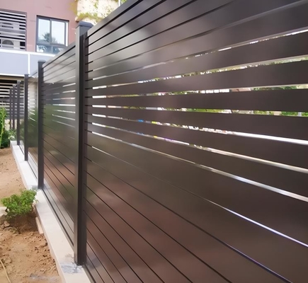 Valla de privacidad para jardines al aire libre con paneles horizontales y diseño de listones de aluminio de grado 6063
