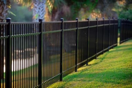 Paneles de cercas de barandillas horizontales impermeables para jardines exteriores Cercas de privacidad de aluminio