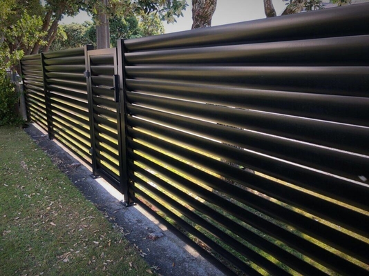 6063-T5 Perfiles de tubos de aluminio con recubrimiento en polvo para el servicio profesional de corte de cercas
