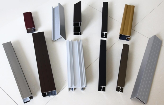 0.30 mm de espesor Servicio de procesamiento de desenrollamiento Perfil de aluminio con superficie anodizada