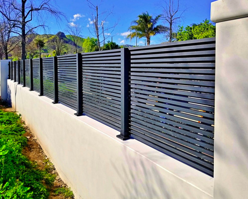 Recinto de aluminio vertical para patio exterior con recubrimiento de polvo negro sólido