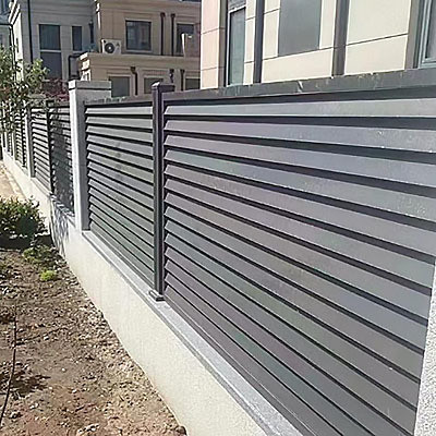 Valla de privacidad de aluminio decorativa moderna con pizarra horizontal y paneles de textura de madera