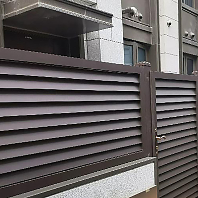 5.8-6.0M longitud puerta de cercas de aluminio personalizado con panel decorativo y servicio de punción