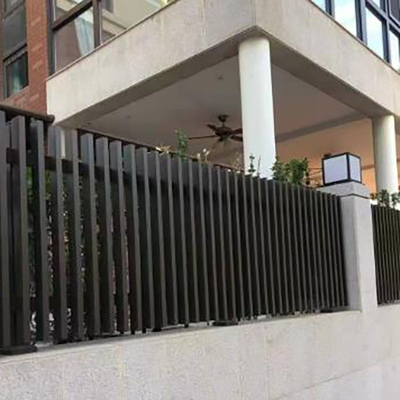 Puerta de cercas personalizada de panel decorativo con barandilla de aluminio negro de longitud T5 de 5.8-6.0M