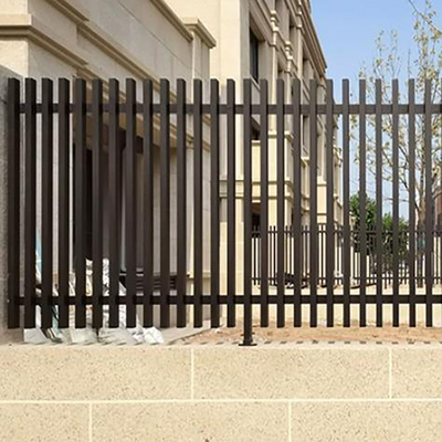 Puerta de cercas personalizada de panel decorativo con barandilla de aluminio negro de longitud T5 de 5.8-6.0M