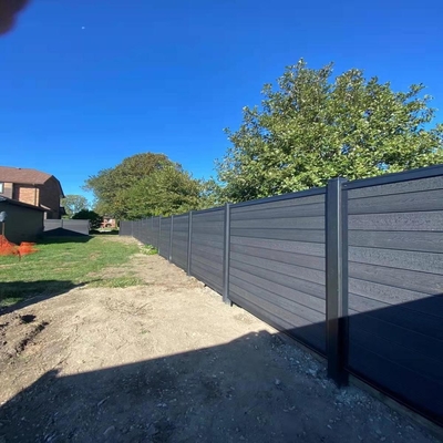 Jardín exterior Privacidad de aluminio y panel de WPC valla puerta de puerta de pared con 0,30 mm de espesor