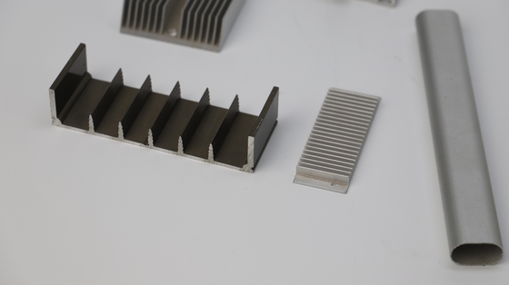 Perfiles de extrusión de aluminio anodizado de plata para chapa de aluminio de radiador de tamaño personalizado