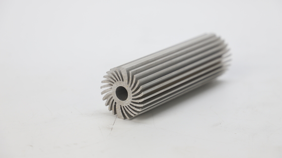 Perfiles de extrusión de aluminio anodizado de plata para chapa de aluminio de radiador de tamaño personalizado