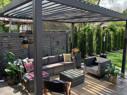 Pergola de aluminio motorizado de perfil exterior con diseño impermeable
