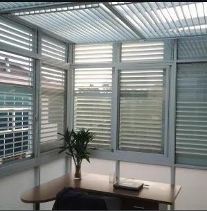 Profile de extrusión de pelmas ciegas de rodillos de aluminio con perforación perforada desde arriba
