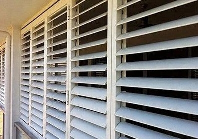 Profile de extrusión de pelmas ciegas de rodillos de aluminio con perforación perforada desde arriba