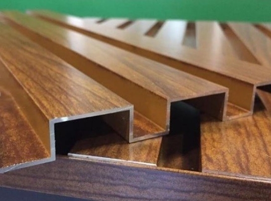 Arcos de aluminio con pintura de efecto madera combinación perfecta de resistencia y estilo