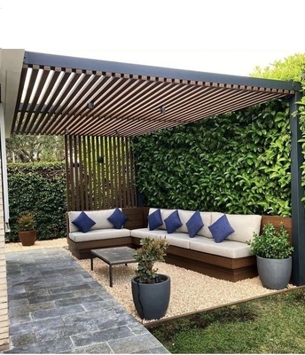 Pergola bioclimática de aluminio con acabado de marco anodizante y pabellón exterior