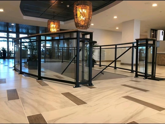 Perfiles de decoración de aluminio dorado y negro para el marco de la puerta corredera y el gabinete versátil