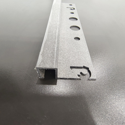 Nosa de escalera de aluminio para decoración de suelos 5.8-6.0M longitud Proceso profundo Perforación de precisión