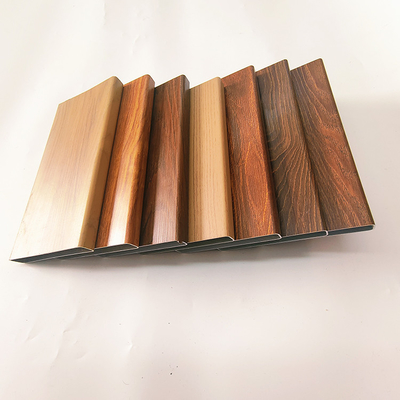 Corte personalizado para perfiles de aluminio de madera 3D en soluciones de puertas de ventanas y fachadas