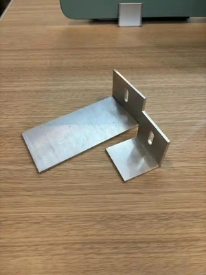 Brackets de montaje de paneles solares de aluminio en forma de L 80x40x40 mm para aplicaciones al aire libre
