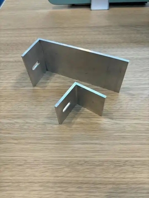 Brackets de montaje de paneles solares de aluminio en forma de L 80x40x40 mm para aplicaciones al aire libre