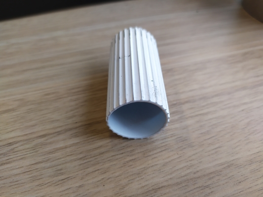 Perfil de tubo de aluminio anodizante de oro de espesor de 0,30 mm personalizado para longitud de 5,8-6,0M
