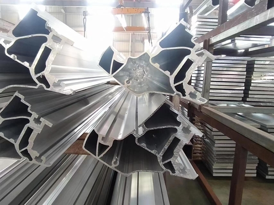 0.8 mm-2.0 mm de espesor Extrusión de aluminio para puertas y sistemas de marcos Cumple con la norma GB