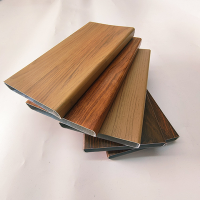 0.3 mm por encima del espesor Perfil de extrusión de aluminio de grano de madera para ventanas y puertas