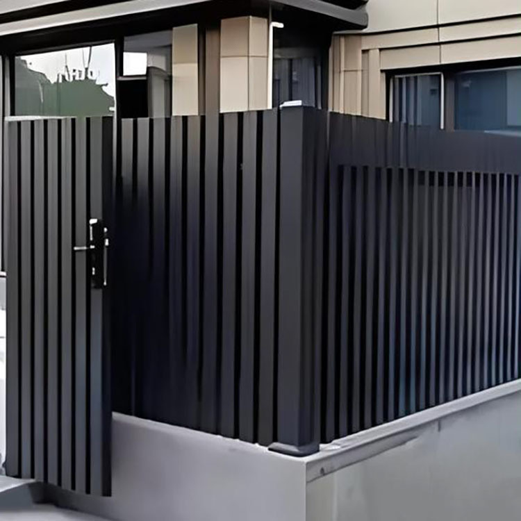 5.8-6.0M longitud puerta de cercas de aluminio personalizado con panel decorativo y servicio de punción