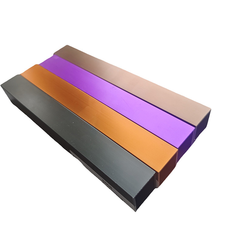 Perfil de extrusión de aluminio con superficie anodizada de colores para la línea decorativa Dorado